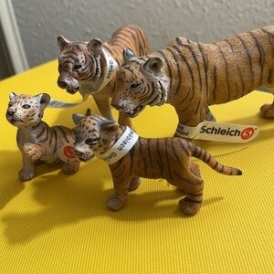 NWT •Retired• Schleich Tiger family of 4